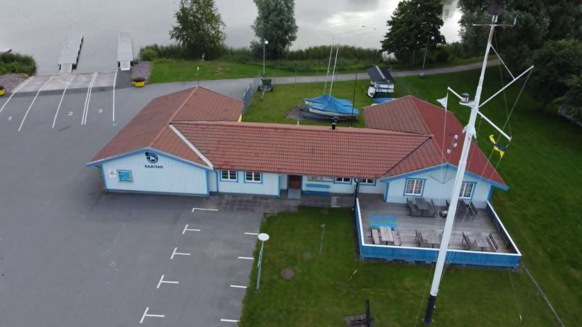 Flygbild över klubblokalen Kajutan vid Mariestads hamn