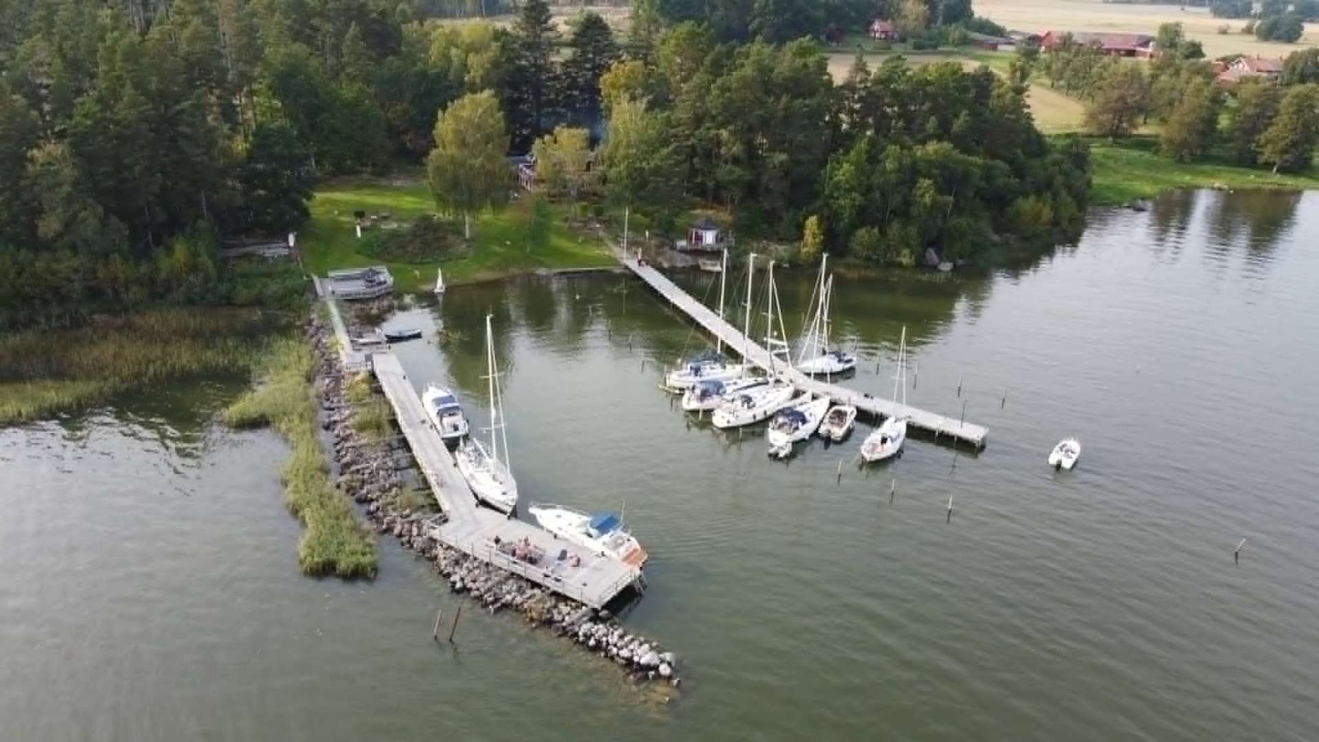 Flygbild över Skeberga och uthamnen på Torsö vid Vänern